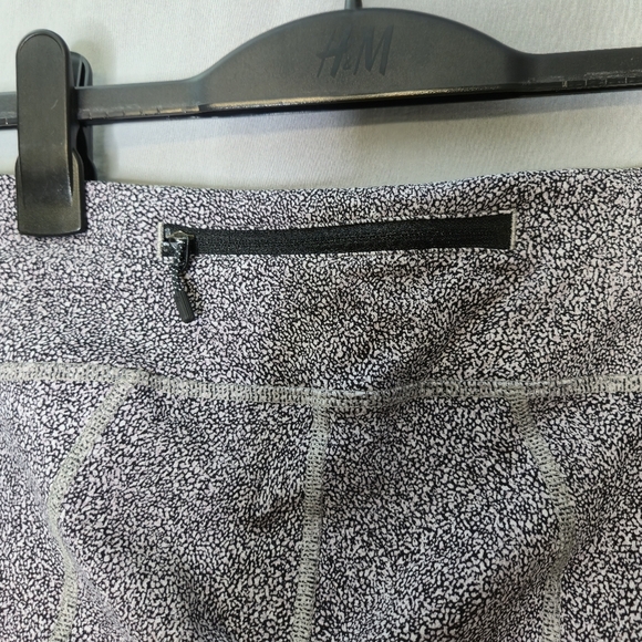 Lululemon Pace Rival Crop Back Zip Pocket White/Black Style W6ABPS size 6 - Picture 7 of 12